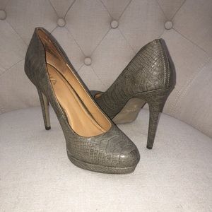 Gray pumps